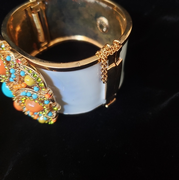 Large medallion on Gray enamel hinged cuff bracelet - Picture 4 of 5